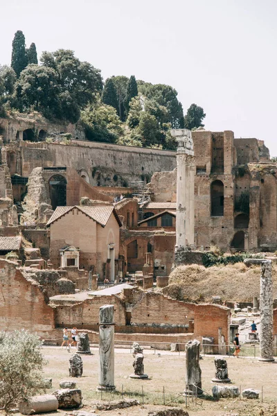 ローマと漆喰でイタリアン スタイルのアーキテクチャです 旧市街の観光スポット 観光地します ストリート アートは 世界遺産 光の奇跡 彫刻が施された柱および首都 古代の構造 — ストック写真