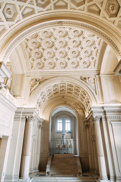 Roma ve sıva İtalyan tarzında mimarisi. Eski şehir manzaraları, turistik yerler. Sokak sanatı, dünya mirası. Işık mucizesi. Oyma sütunlar ve başkentleri. Antik yapı