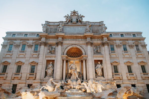 罗马的许愿喷泉 美丽的景色 古老的建筑和雕塑 街道上的艺术 欧洲最美丽的喷泉 光明的奇迹 — 图库照片
