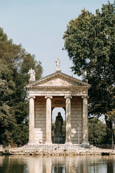 자연과 건축의 공원에서 문화의 기념물입니다 호수입니다 로마의 정원에서 — 스톡 사진
