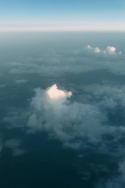 Nézd Tengerszint Feletti Magasságban Felhők Felett Repülő Gépet Naplemente Égen — Stock Fotó