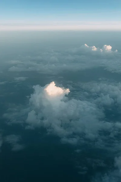 Uitzicht Vanaf Het Vliegtuig Hoogte Boven Wolken Vliegen Zonsondergang Hemel — Stockfoto