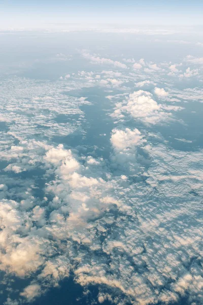 从飞机上的高度看 飞越云层 日落在天空 从飞机的窗口的旅途 — 图库照片