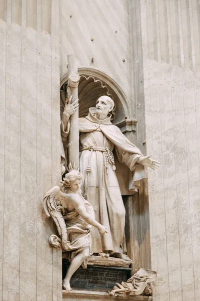 梵蒂冈 圣彼得广场 从顶部和内部的视图 古罗马建筑和景点 伟大艺术家的雕塑和壁画 梵蒂冈博物馆在里面 从屋顶俯瞰全景 — 图库照片