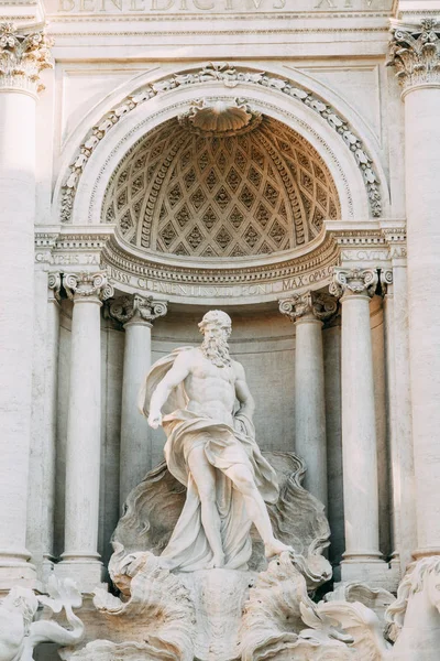 罗马的许愿喷泉 美丽的景色 古老的建筑和雕塑 街道上的艺术 欧洲最美丽的喷泉 光明的奇迹 — 图库照片