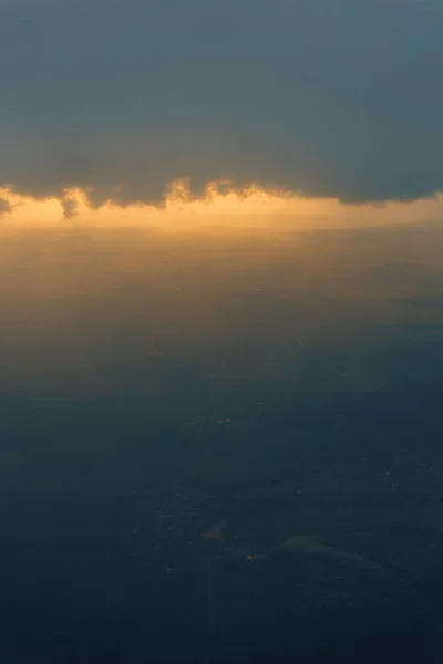 Vista Desde Avión Altitud Volando Sobre Las Nubes Puesta Sol —  Fotos de Stock
