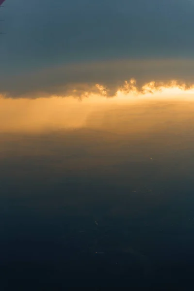雲の上を飛んで 飛行機からの眺め 飛行機の窓から旅の空に夕日 — ストック写真