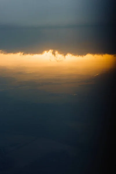 雲の上を飛んで 飛行機からの眺め 飛行機の窓から旅の空に夕日 — ストック写真