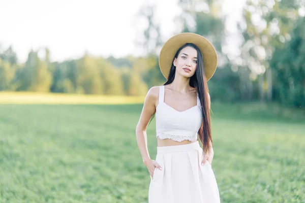 Ragazza Che Cammina Sul Campo Con Cappello Vestito Estivo Sorridente — Foto Stock