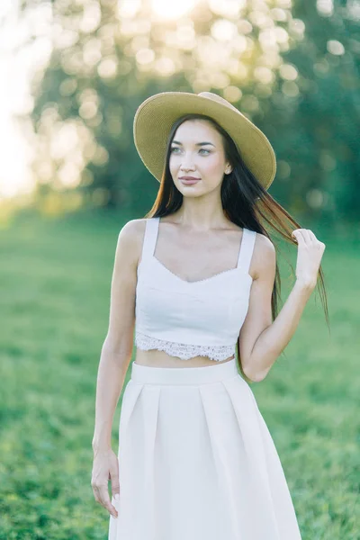 Menina Andando Campo Chapéu Vestido Verão Sorrindo Rindo Belo Pôr — Fotografia de Stock