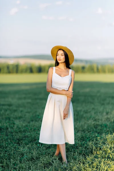 Chica Caminando Campo Con Sombrero Vestido Verano Sonriendo Riendo Hermoso —  Fotos de Stock