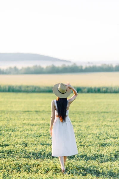 Ragazza Che Cammina Sul Campo Con Cappello Vestito Estivo Sorridente — Foto Stock