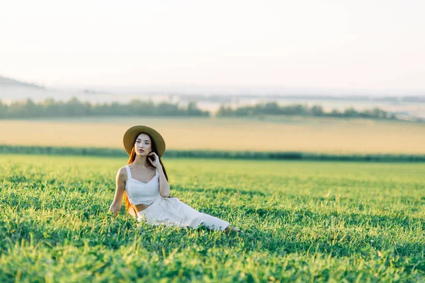 Ragazza Che Cammina Sul Campo Con Cappello Vestito Estivo Sorridente — Foto Stock