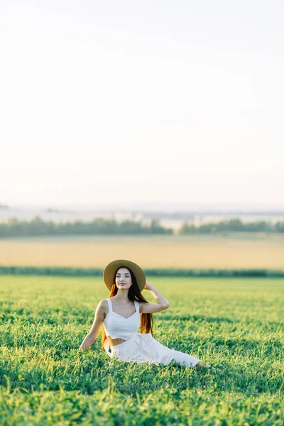 Dívka Poli Klobouku Letní Šaty Úsměv Smích Krásný Západ Slunce — Stock fotografie