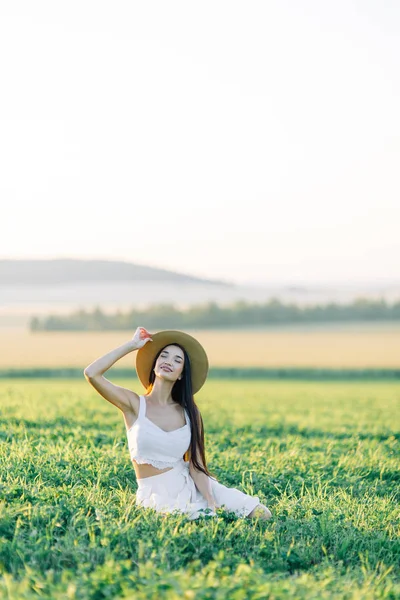 Ragazza Che Cammina Sul Campo Con Cappello Vestito Estivo Sorridente — Foto Stock