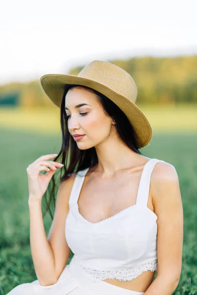 Chica Caminando Campo Con Sombrero Vestido Verano Sonriendo Riendo Hermoso —  Fotos de Stock