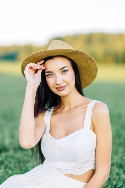 Bir Şapka Yaz Elbise Alanın Üzerinde Yürüyen Kız Gülümseyen Gülüyor — Stok fotoğraf