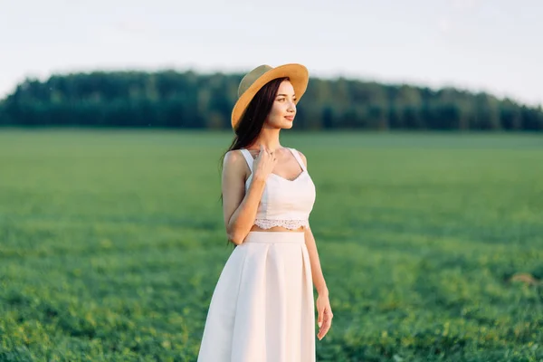 Ragazza Che Cammina Sul Campo Con Cappello Vestito Estivo Sorridente — Foto Stock