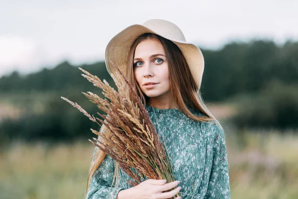 Menina Russa Bonita Chapéu Vestido Verão Andando Campo Grama Para — Fotografia de Stock