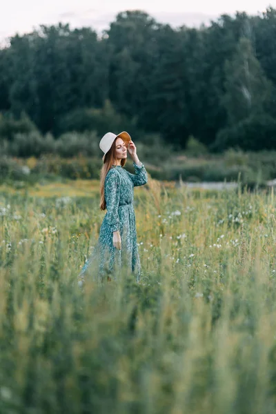 Krásná Ruská Dívka Klobouku Letní Šaty Chůzi Hřišti Trávě Pase — Stock fotografie