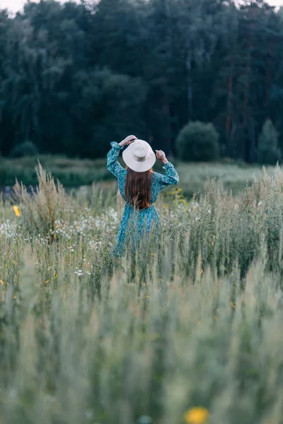 Bella Ragazza Russa Cappello Vestito Estivo Camminando Sul Campo Erba — Foto Stock
