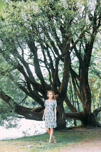 夏のドレスで 公園で美しい少女 ウォーキングします 笑顔し 自然を楽しんでいます サンクト ペテルブルグ エラーギン島 — ストック写真