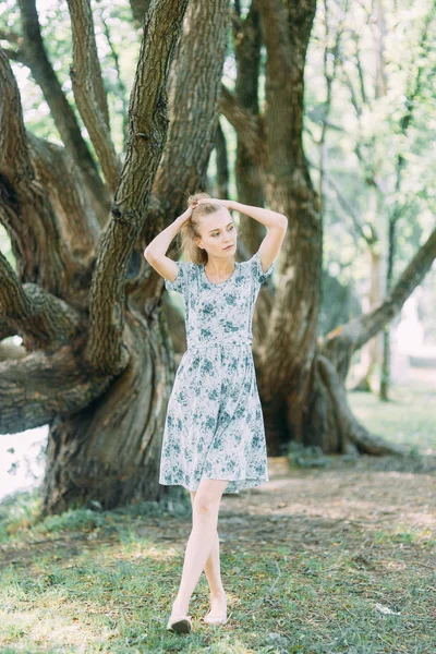 美丽的女孩在公园里 在夏天的礼服和步行 享受自然 圣彼得堡 Yelagin — 图库照片