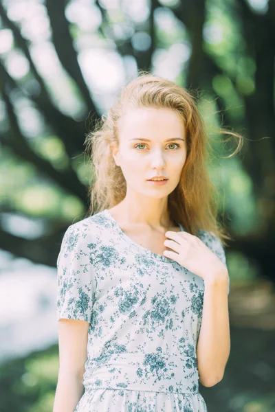 Vacker Flicka Parken Sommarklänning Och Promenader Ler Och Tycker Naturen — Stockfoto