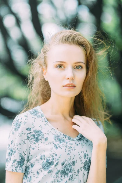 Vacker Flicka Parken Sommarklänning Och Promenader Ler Och Tycker Naturen — Stockfoto