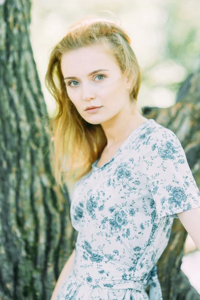 Belle Fille Dans Parc Dans Une Robe Été Marche Sourit — Photo