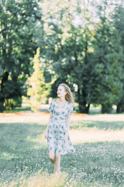 Güzel Kız Parkında Bir Yazlık Elbise Yürüyüş Gülümsüyor Doğa Sever — Stok fotoğraf