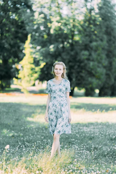 美丽的女孩在公园里 在夏天的礼服和步行 享受自然 圣彼得堡 Yelagin — 图库照片