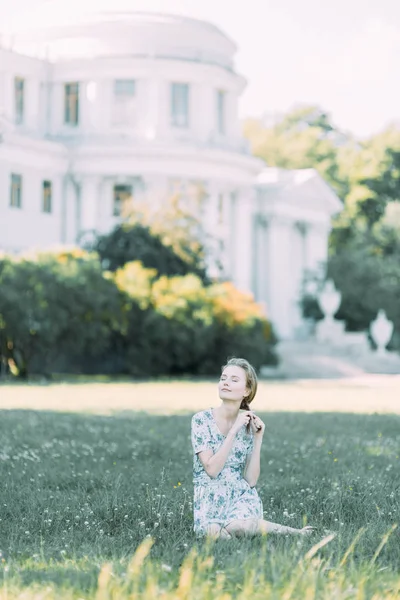 夏のドレスで 公園で美しい少女 ウォーキングします 笑顔し 自然を楽しんでいます サンクト ペテルブルグ エラーギン島 — ストック写真
