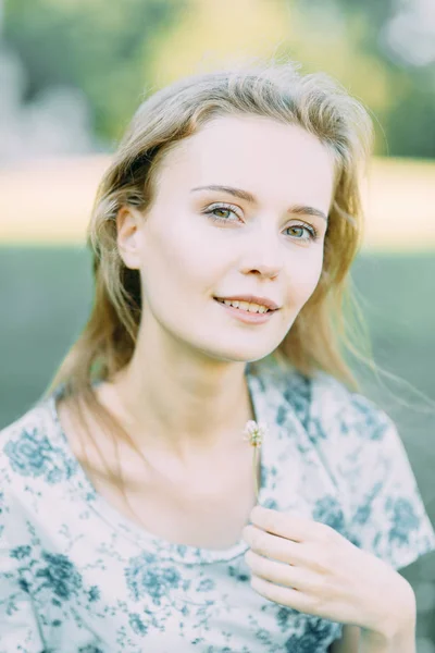 Schöne Mädchen Park Einem Sommerkleid Und Fuß Lächelt Und Genießt — Stockfoto