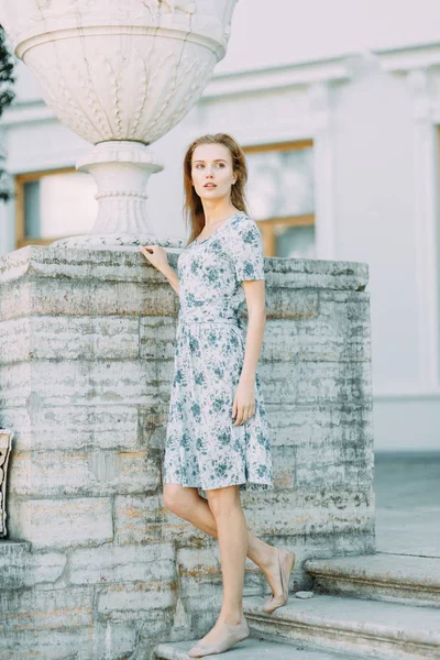 Güzel Kız Parkında Bir Yazlık Elbise Yürüyüş Gülümsüyor Doğa Sever — Stok fotoğraf