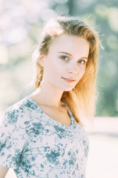 Krásná Dívka Parku Letních Šatech Procházky Usměje Charakter Petersburg Yelagin — Stock fotografie