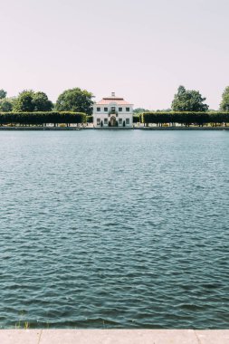 St. Petersburg, Peterhof ve heykeller ile Saray mimarisi. Sıva ve tarihi kentin merdiven. Rusya'nın turistik yerleri