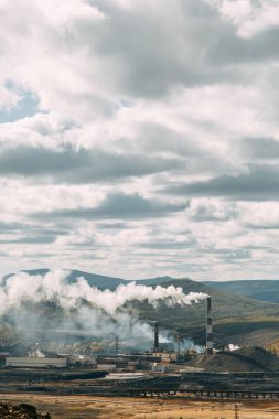 Kirli şehir, doğa fabrikada ve çöp dağları. Bacalardan Atılgan, ekoloji ihlali. Kömür işleme