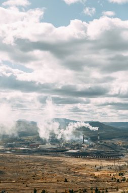 Kirli şehir, doğa fabrikada ve çöp dağları. Bacalardan Atılgan, ekoloji ihlali. Kömür işleme
