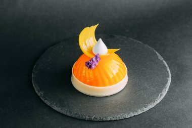 Berry kek bir siyah arka plan, yazarın tatlılar ve hizmet taş. Çikolata, çilek ve krema. Tasarım için Web sitesi