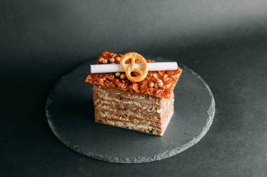 Berry kek bir siyah arka plan, yazarın tatlılar ve hizmet taş. Çikolata, çilek ve krema. Tasarım için Web sitesi