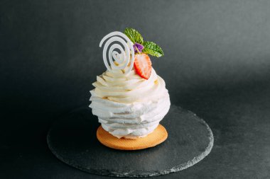 Berry kek bir siyah arka plan, yazarın tatlılar ve hizmet taş. Çikolata, çilek ve krema. Tasarım için Web sitesi