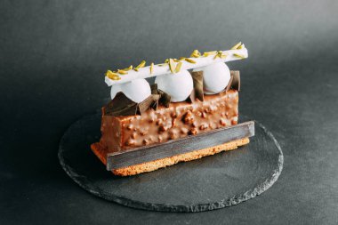 Berry kek bir siyah arka plan, yazarın tatlılar ve hizmet taş. Çikolata, çilek ve krema. Tasarım için Web sitesi