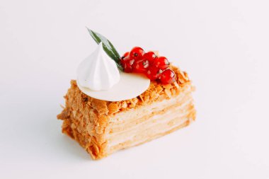 Berry kek bir siyah arka plan, yazarın tatlılar ve hizmet taş. Çikolata, çilek ve krema. Tasarım için Web sitesi