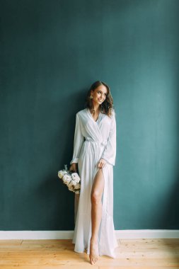 Düğün, Gelin Avrupa tarzı sabah kavramsal. Kadının küçük özel odası elbise ve bir buket çiçek, iç Studio ücretleri.