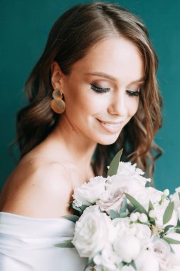 Düğün, Gelin Avrupa tarzı sabah kavramsal. Kadının küçük özel odası elbise ve bir buket çiçek, iç Studio ücretleri.