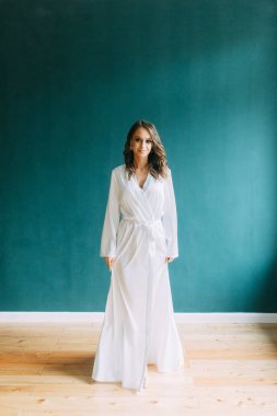 Düğün, Gelin Avrupa tarzı sabah kavramsal. Kadının küçük özel odası elbise ve bir buket çiçek, iç Studio ücretleri.