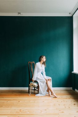 Düğün, Gelin Avrupa tarzı sabah kavramsal. Kadının küçük özel odası elbise ve bir buket çiçek, iç Studio ücretleri.