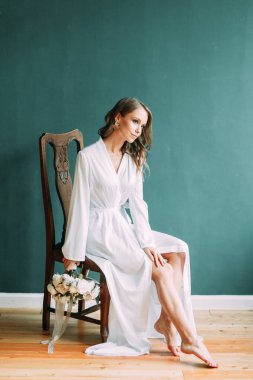 Düğün, Gelin Avrupa tarzı sabah kavramsal. Kadının küçük özel odası elbise ve bir buket çiçek, iç Studio ücretleri.