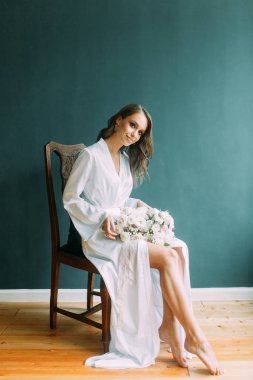 Düğün, Gelin Avrupa tarzı sabah kavramsal. Kadının küçük özel odası elbise ve bir buket çiçek, iç Studio ücretleri.